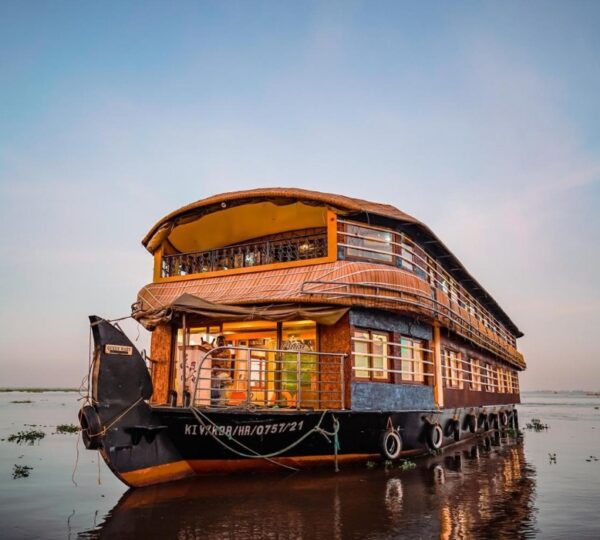 VENICE HOTELS & HOUSEBOATS