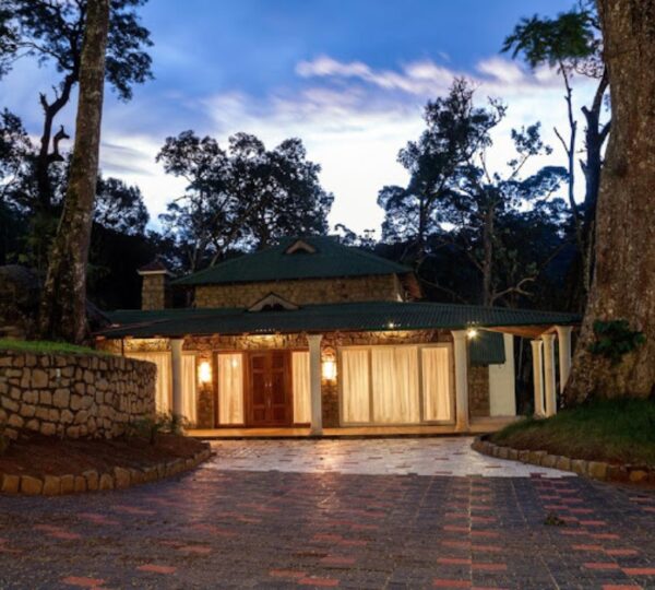 NEELAKURUNJI LUXURY PLANTATION BUNGALOW