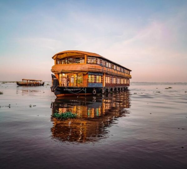 VENICE HOTELS & HOUSEBOATS