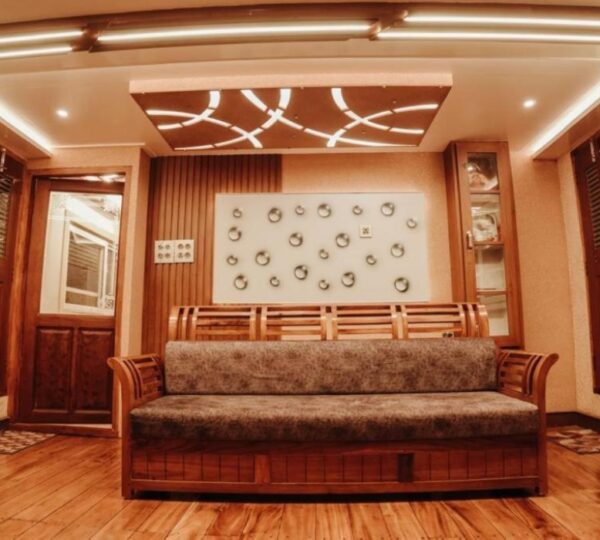 VENICE HOTELS & HOUSEBOATS